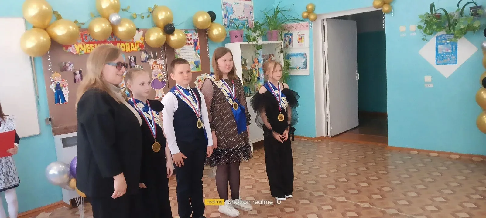 Праздник «Прощание с начальной школой»

Для учащихся 4 класса нашей школы состоялся трогательный и з