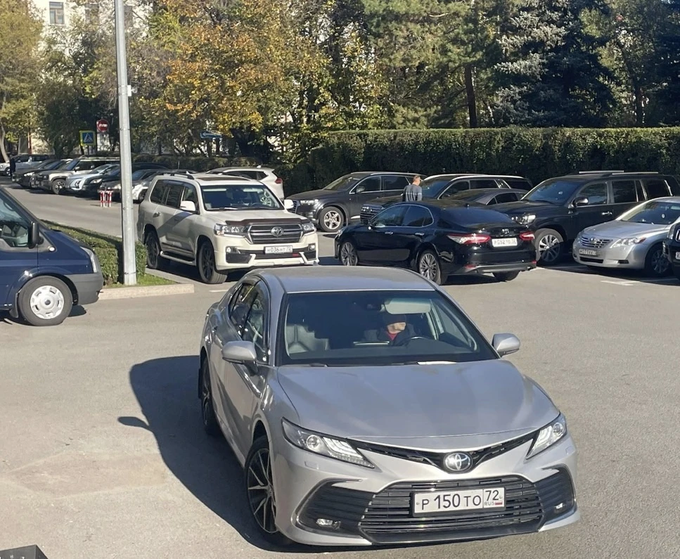 🚗 VIP-автопарк Тюменской облдумы: кто на чём приехал