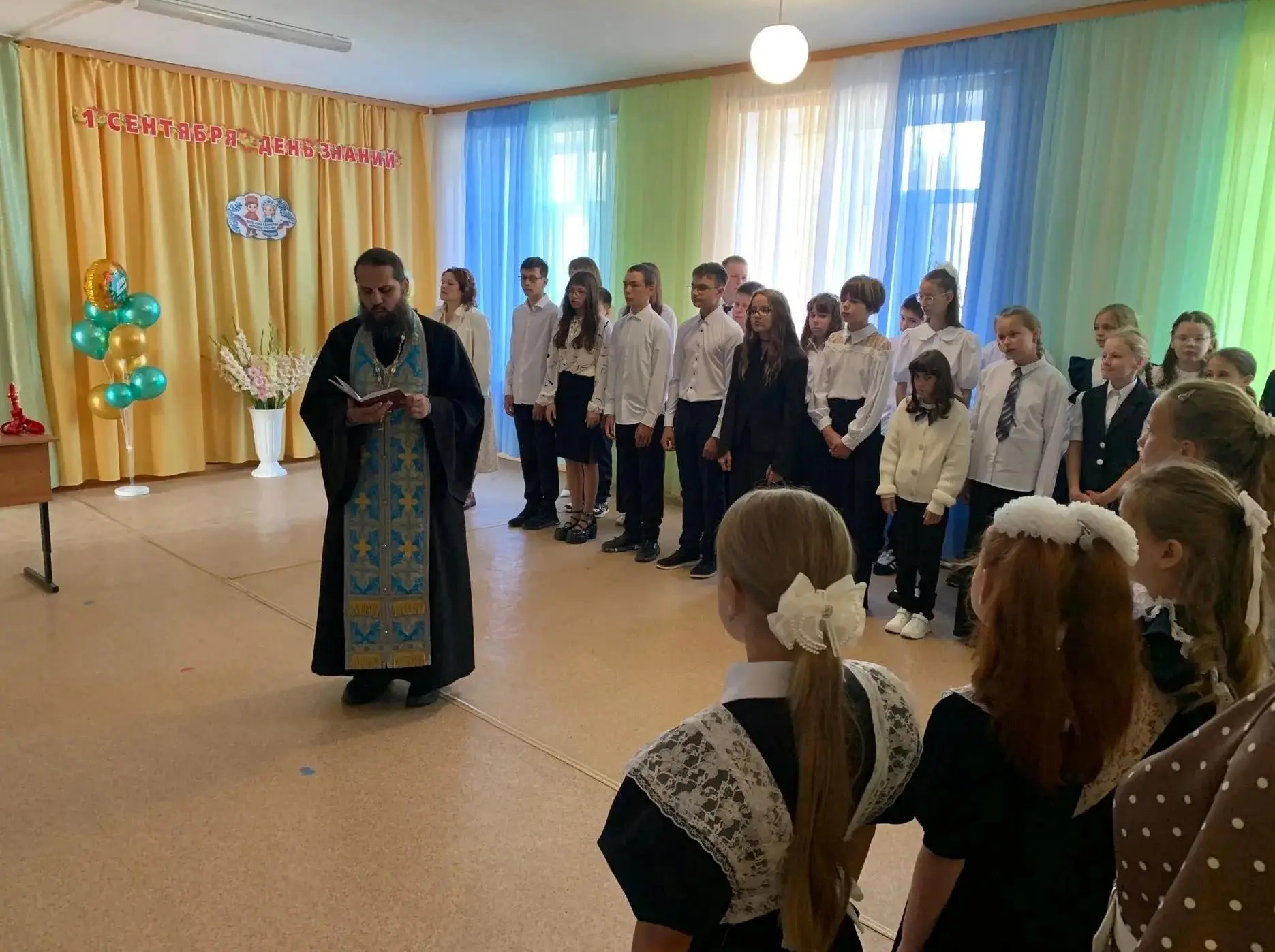 Учебный год в нашей школе начался с молебна на начало учебного года.
