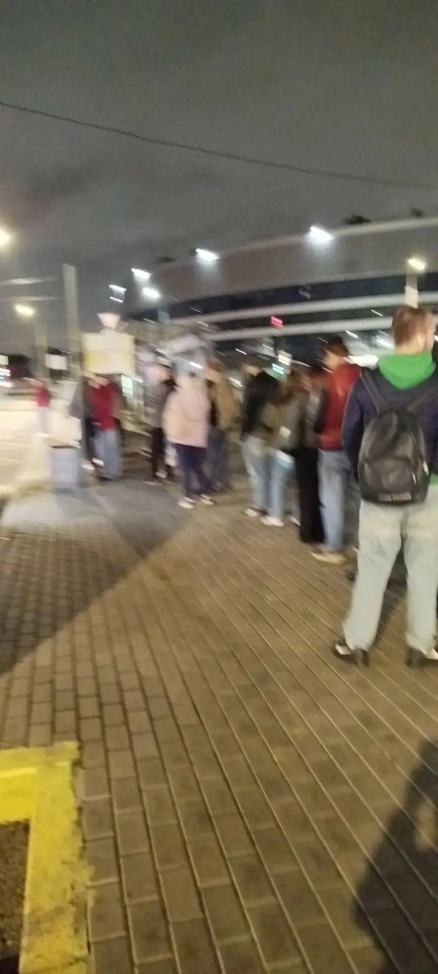 Вот так нам добавили автобусы. 22.30. Большевиков.