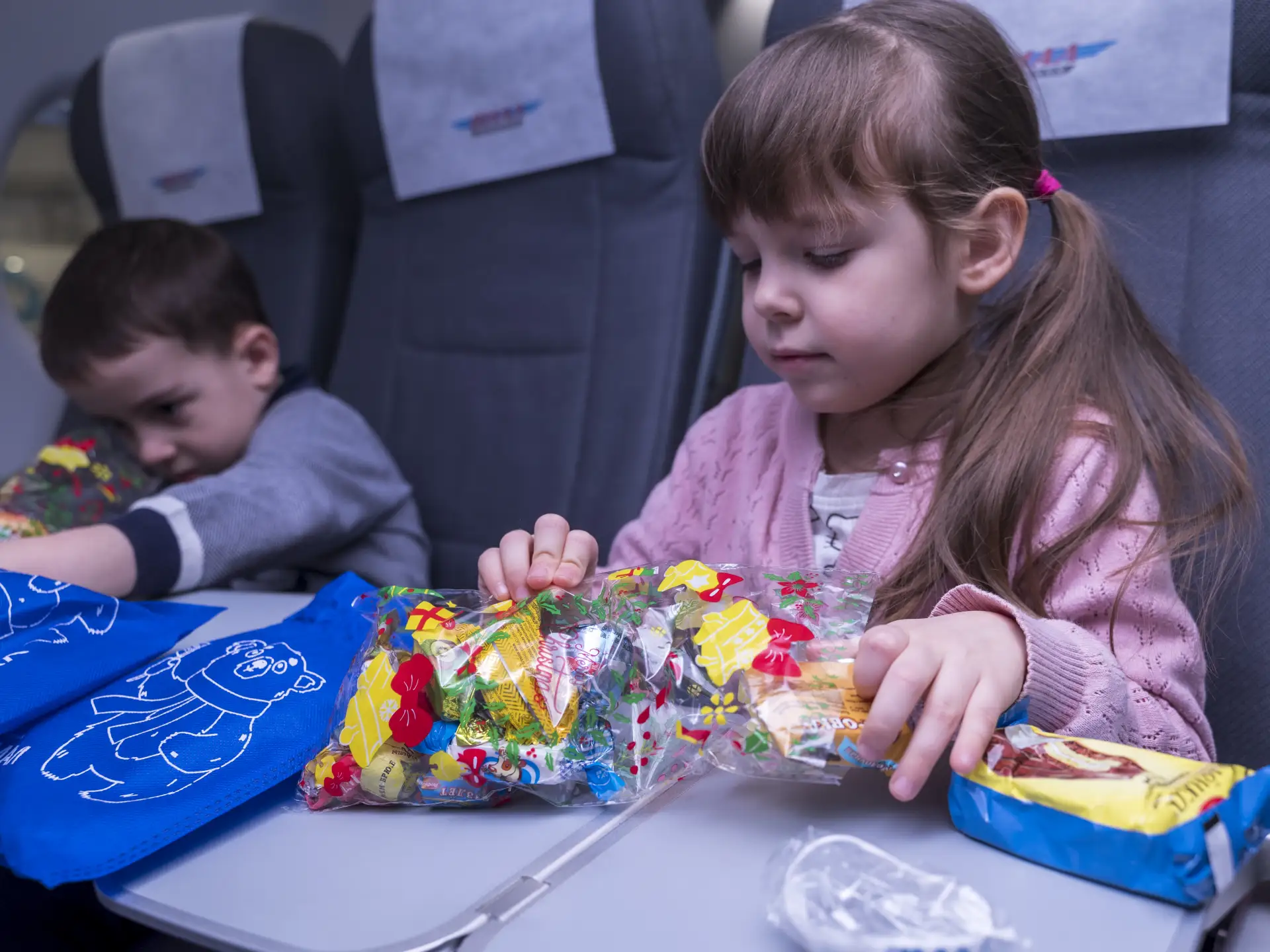 Новогодняя сказка уже в небе! ✈️🎄  С 20 декабря для детей до 11 лет (включительно) на всех рейсах из
