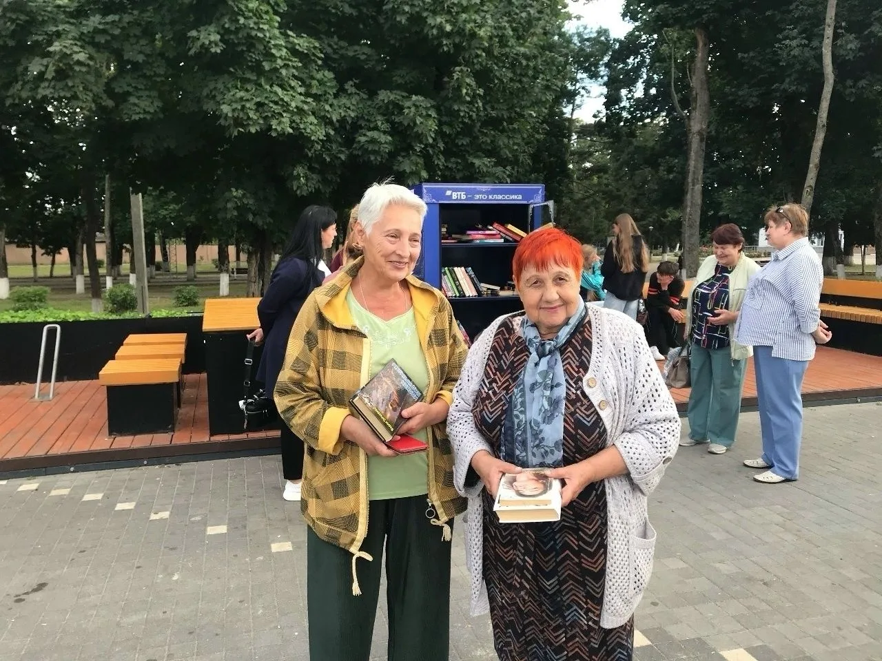 В Фатеже появилась новая площадка для любителей чтения — зона свободного обмена книгами...