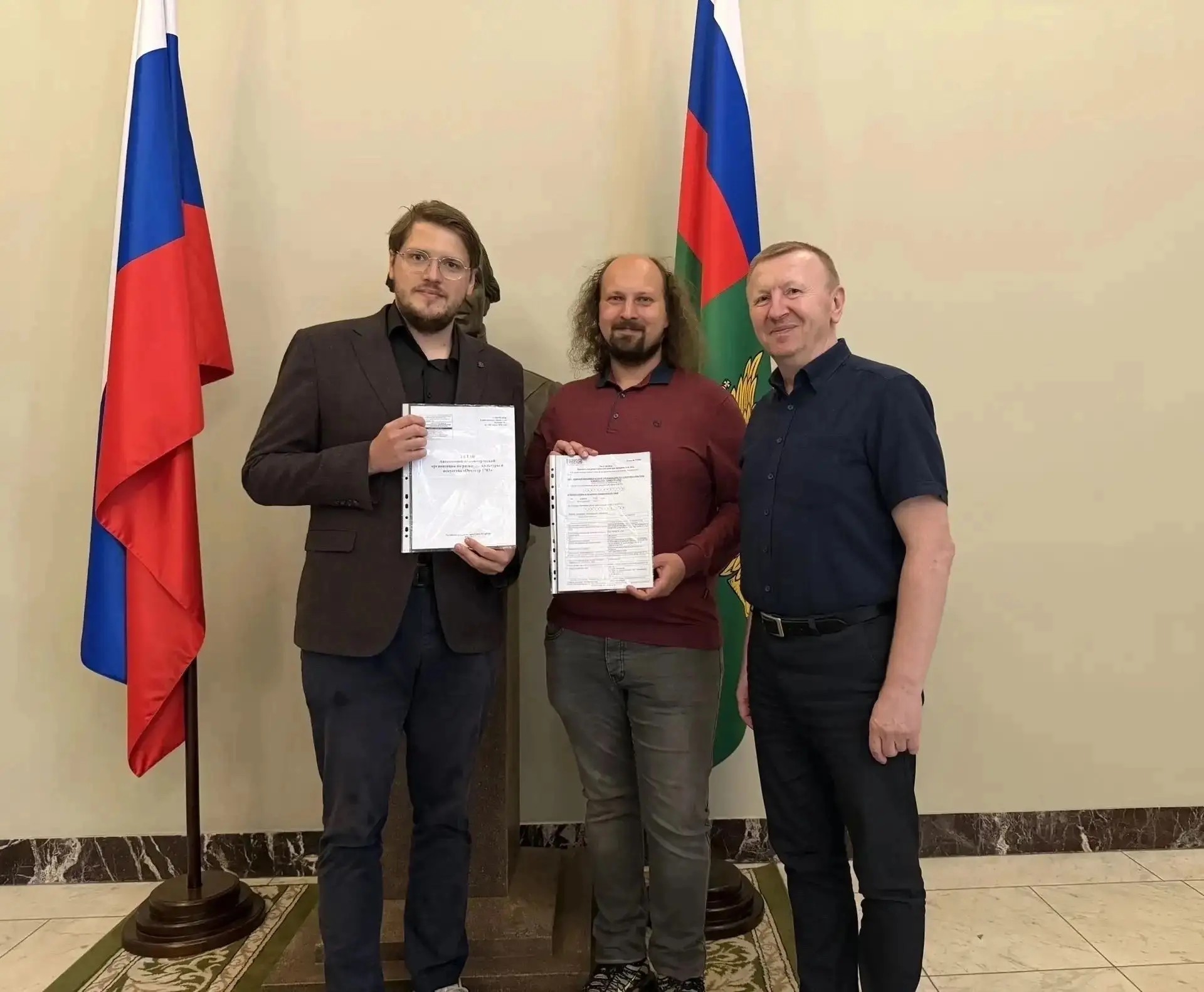В ГУ Минюста России по СПб и ЛО торжественно вручили документы, подтверждающие государс...