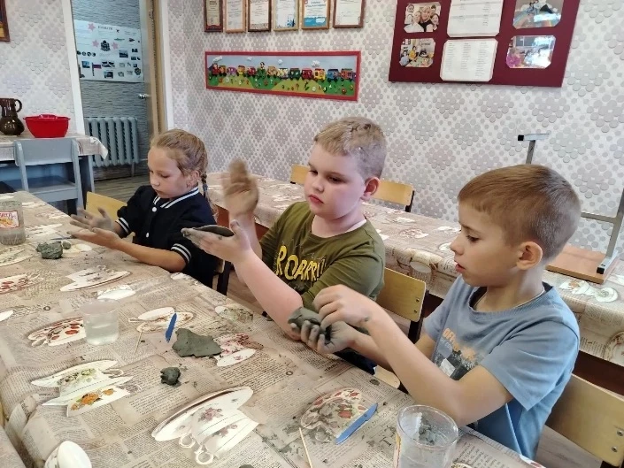 🧒В народной культуре труд всегда, даже для маленького ребёнка, был активный и осмысленный. 

🎨Изуч