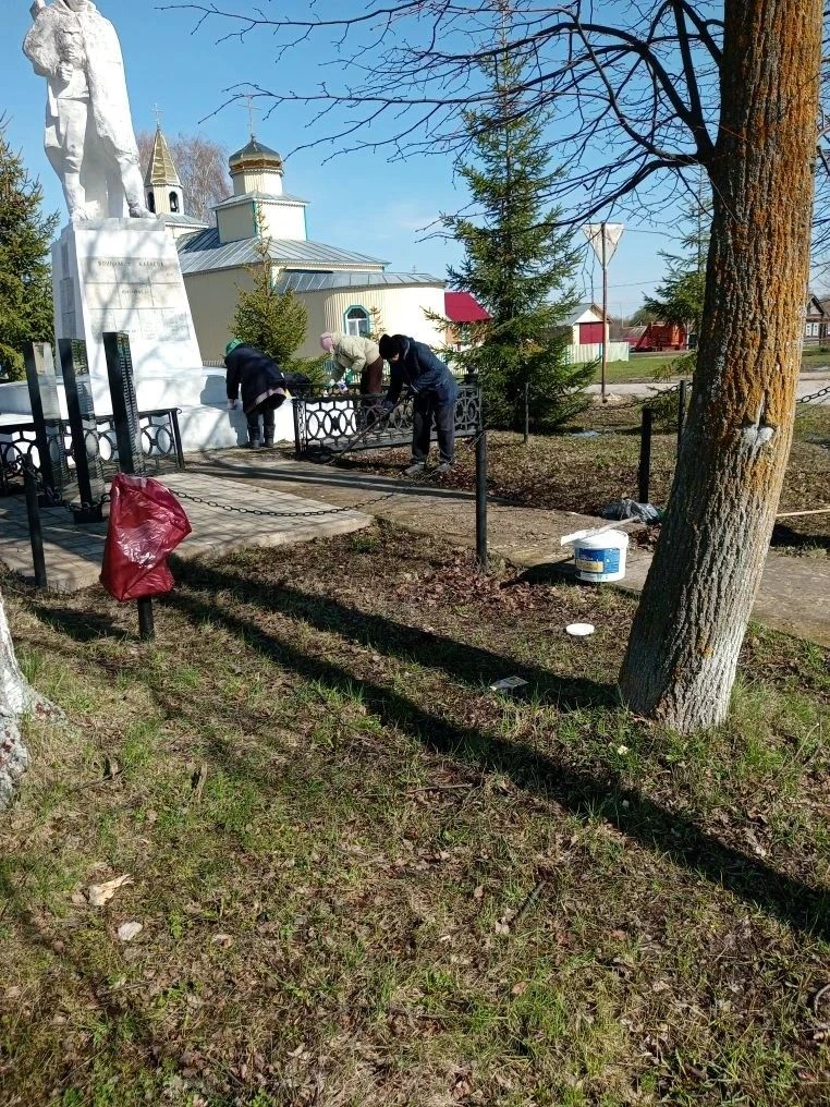 В Дубенках прошёл Всероссийский субботник, в котором приняли участие сотрудники админис...