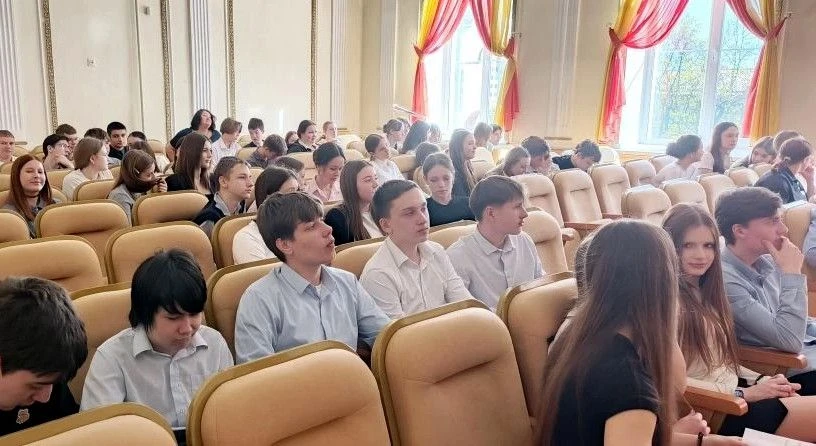 "ПАМЯТНЫЕ ДАТЫ"🔥  16 апреля в актовом зале Первой гимназии для ребят - участников губернаторского шк