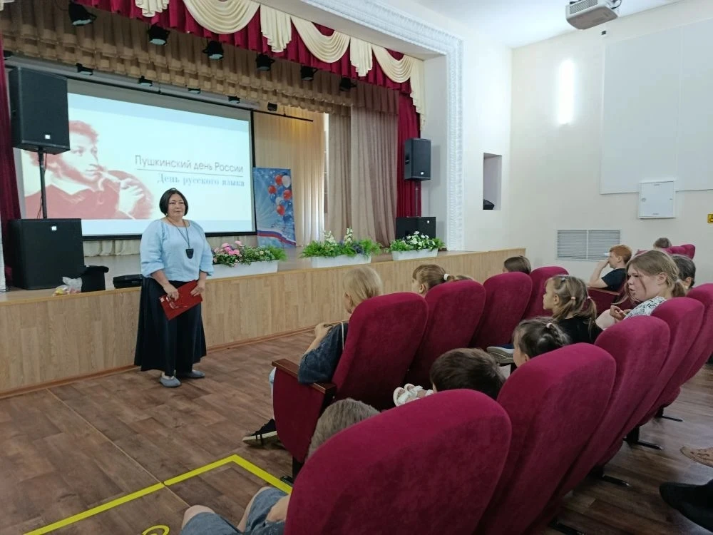Пятый день в лагере прошёл под названием "День русского языка". Утро началось с зарядки и с подвижны