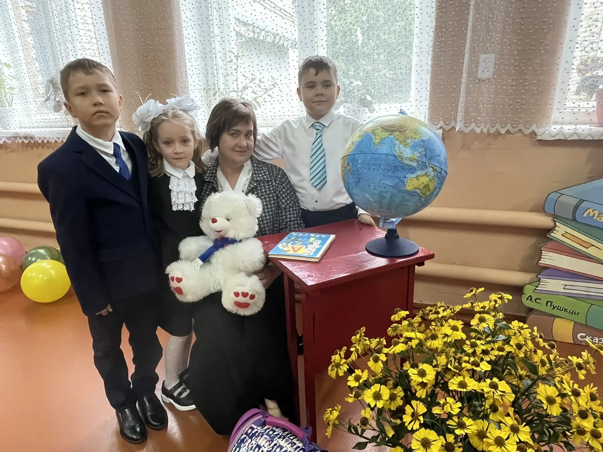 1 сентября коллектив работников школы, ученики и родители сделали памятные фотографии.