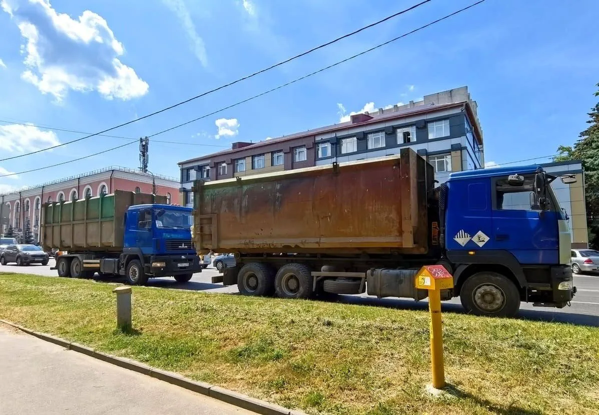Во Владимире гружёные отходами мусоровозы устроили забастовку перед зданием Минприроды.  

Причиной 