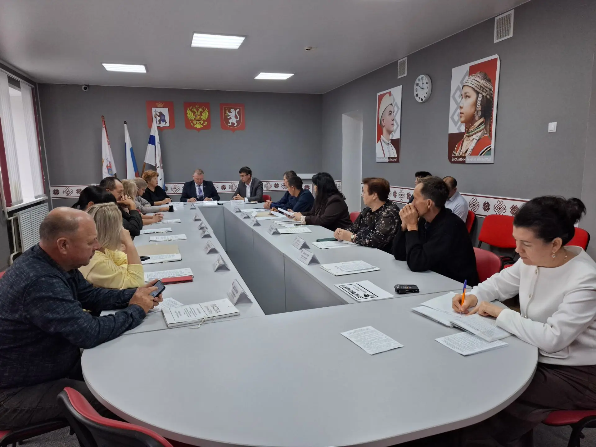 Глава администрации принял участие в сессии Собрания депутатов, где рассмотрели девять ...