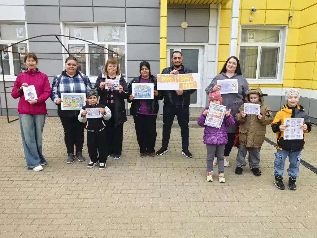 В детском саду прошла акция по правилам дорожного движения.  Дети и воспитатели  групп ...