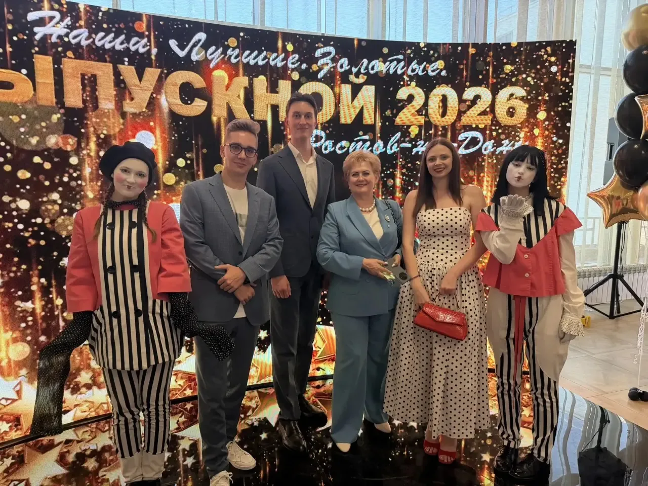 🎭 В Ростовском театре драмы им. М.Горького чествовали выпускников-медалистов.