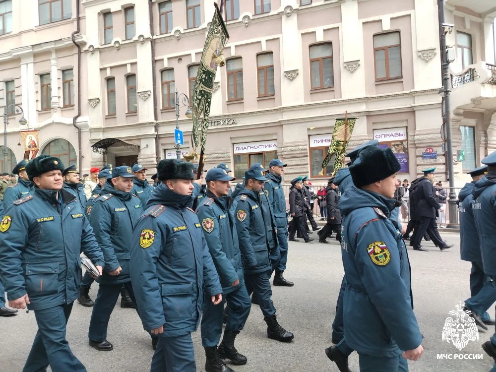 Сотрудники МЧС России в едином строю на Пасхальном крестном ходе во Владивостоке  Личный состав Глав