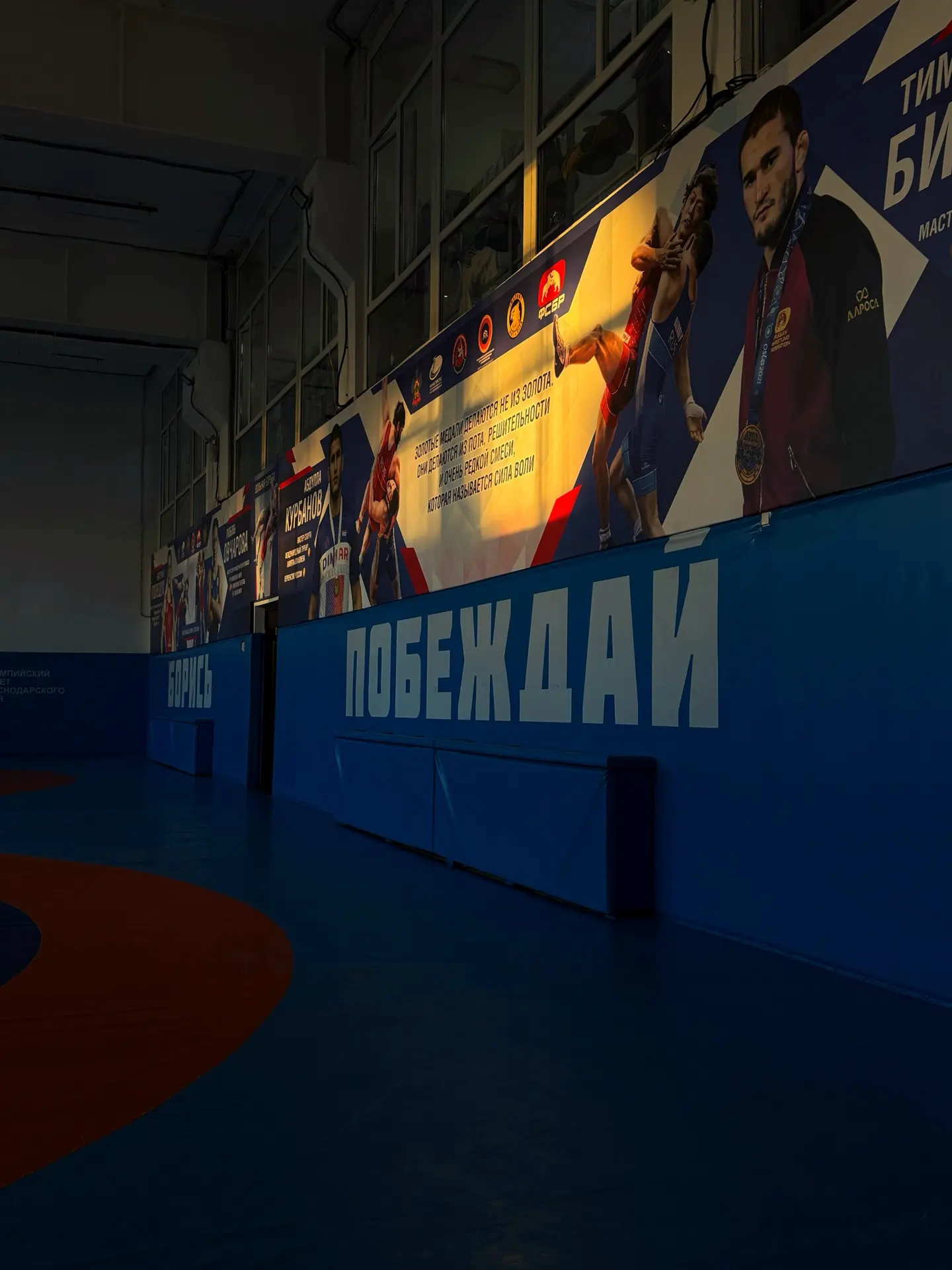 🤫 Где стены шепчут о победах, а воздух наполнен духом борьбы