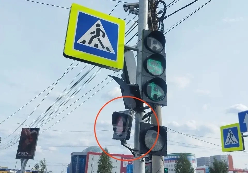 Светофор на скотче заметили в Омске.