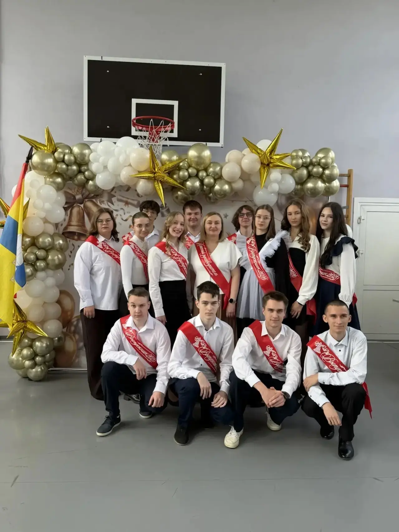 26 мая в нашей школе прозвенел последний звонок для наших выпускников. Этот день стал одновременно г