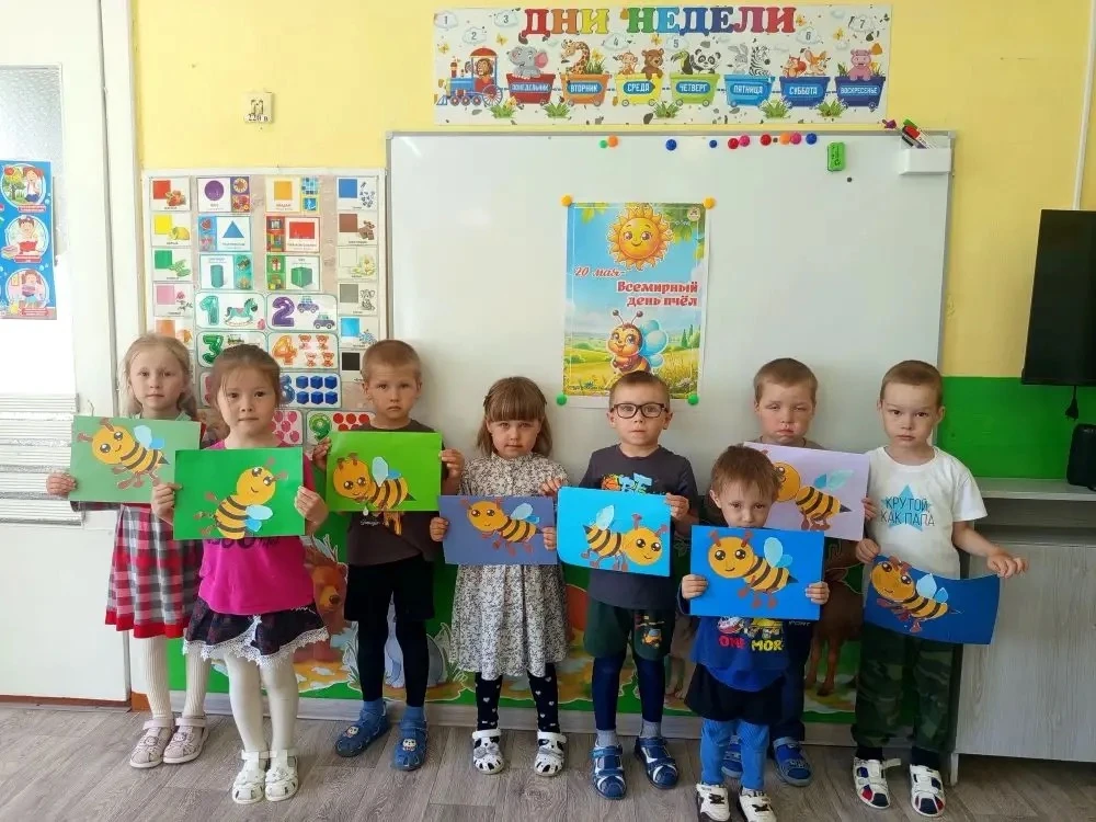 🐝 Сегодня, 20 мая, в группе
 «Пчёлки» мы отметили 
Всемирный день пчёл! 🐝

Ребята узнали много 
ин