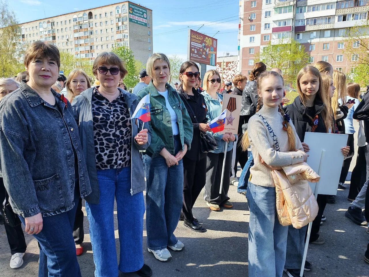 Сегодня прошла важная и трогательная акция — Бессмертный полк. 🇷🇺 Ученики, учителя и родители нашей 