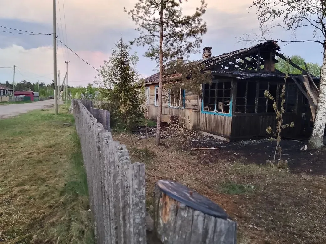 Разряд молнии вызвал пожар в жилом доме в карельском селе  В селе Реболы Муезерского района пожарные