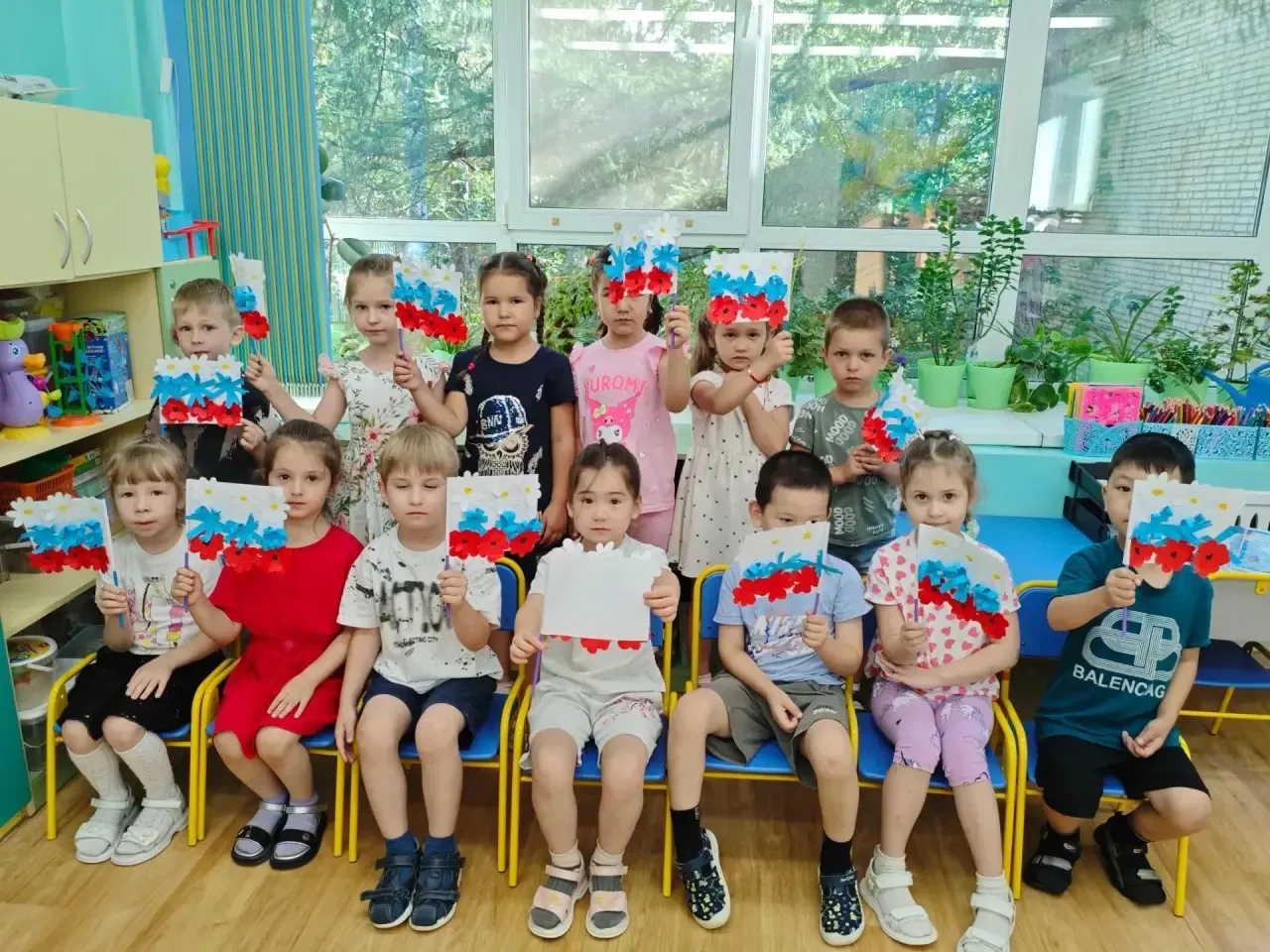 🇷🇺В средней группе прошло тематическое занятие, посвященное «Дню Государственного фла...