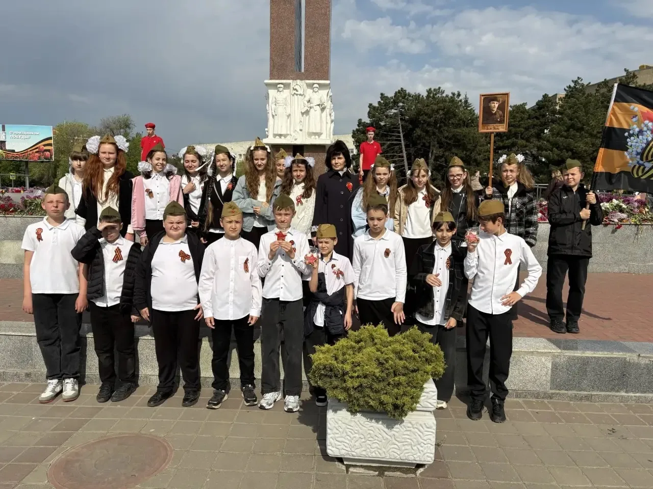 Вахта Памяти и праздничное шествие для возложения цветов к Мемориалу - это школьная традиция.  Ребят
