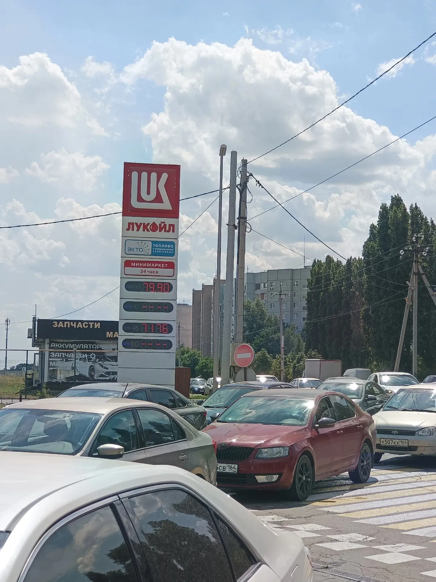 Лукойл у медсанчасти  
Только ДТ и 95, 92 уже нету . 
От подписчика