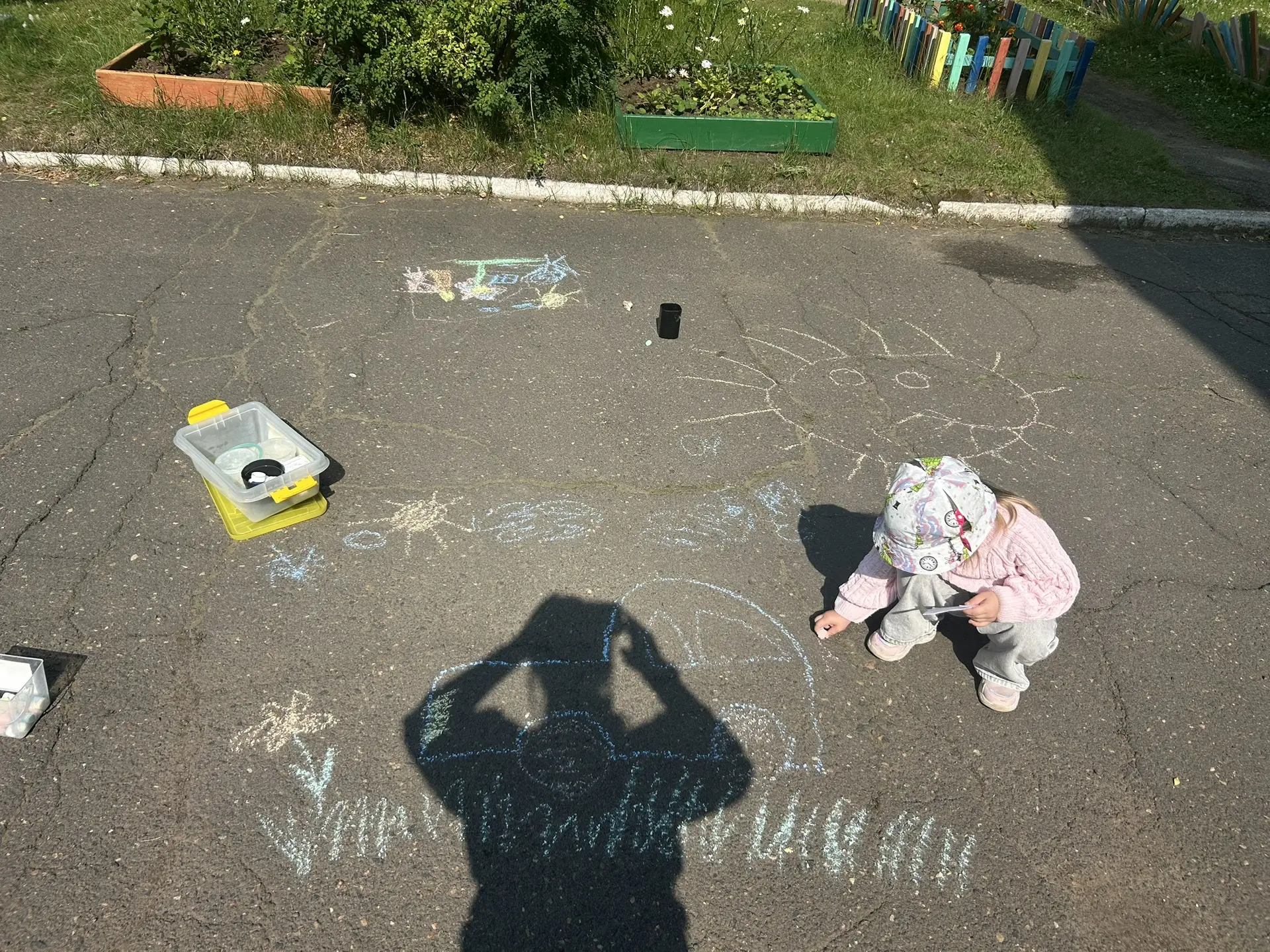 🎨✨ Волшебство на асфальте: как наши группы «Ягодка», «Почемучка» и « Солнышко» отметили 

Всемирный