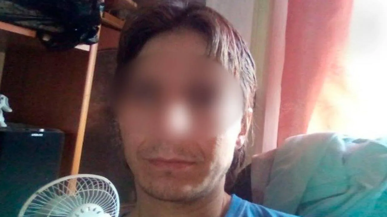 В Петербурге отец подруги домогался школьницы: он написал ребёнку среди ночи и предложи...