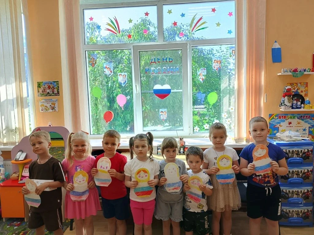 Сегодня ребята подготовили замечательную поделку — матрешку, выполненную в технике аппл...