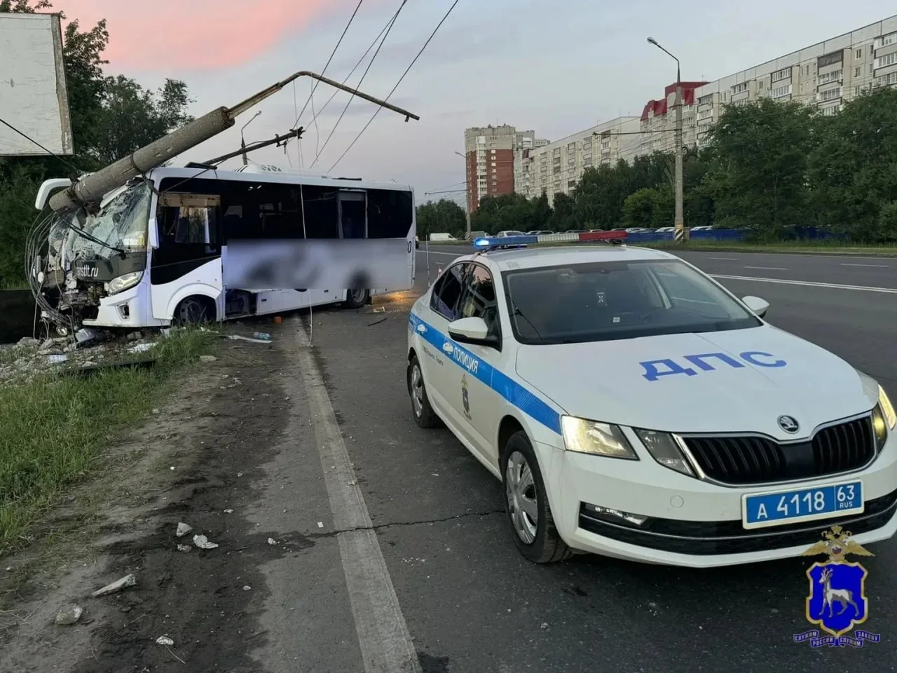 😱На Южке маршрутка снесла столб, пострадал водитель