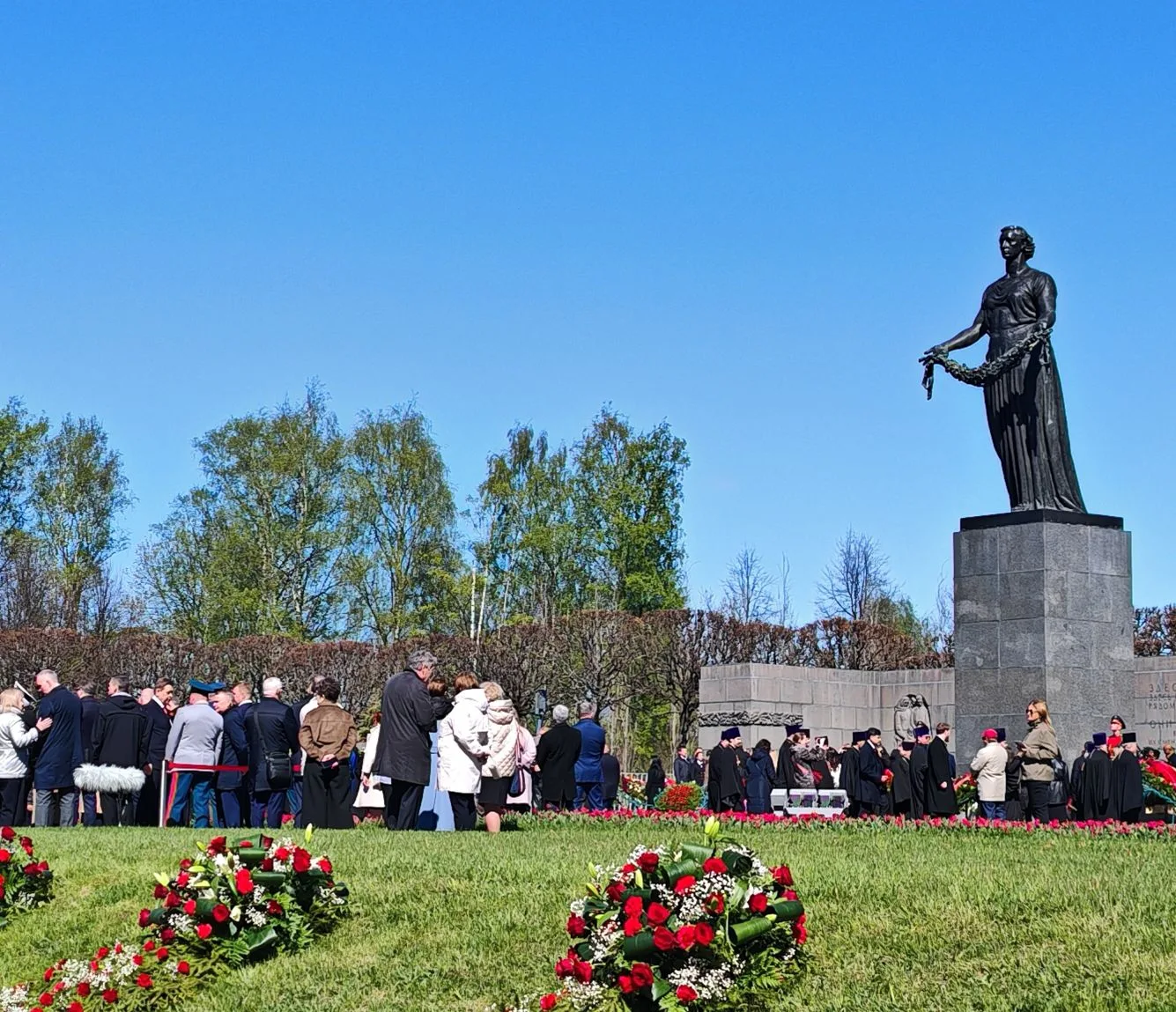 🕊Сегодня, в преддверии великого Дня Победы, сердце Петербурга замирает у священных пли...