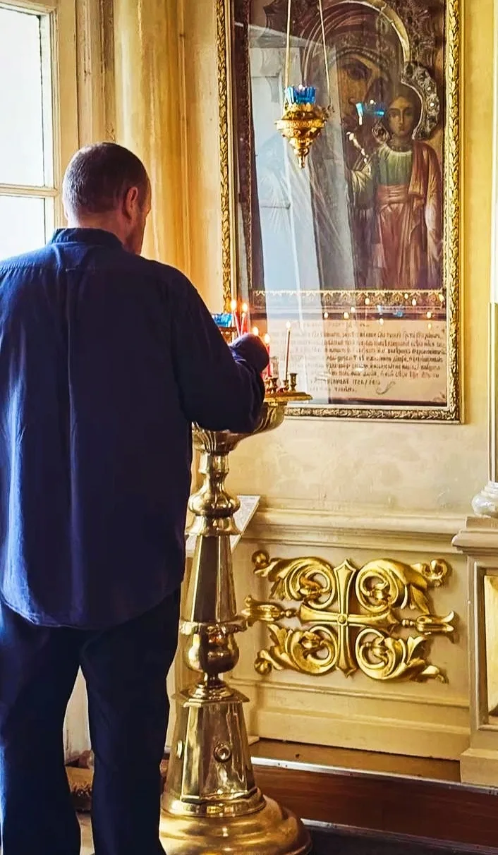 Неизлечимо больной

🌿В одном небольшом храме появился новый молодой прихожанин.

Быстро разлетелись