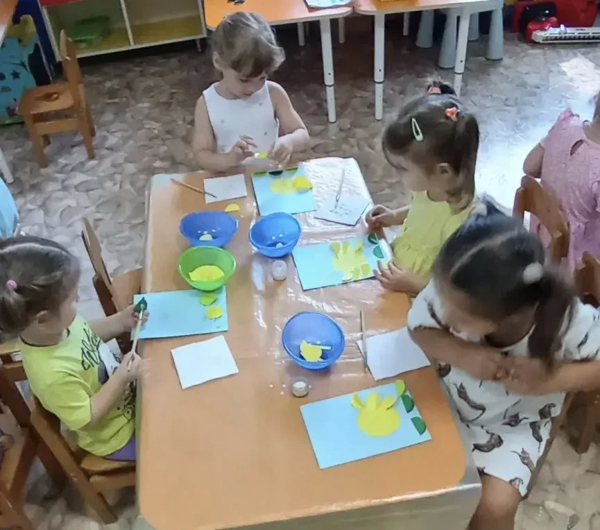 🦀 Весёлые крабики в младшей группе! 🦀
Сегодня малыши творили: собирали забавных крабов из цветной 