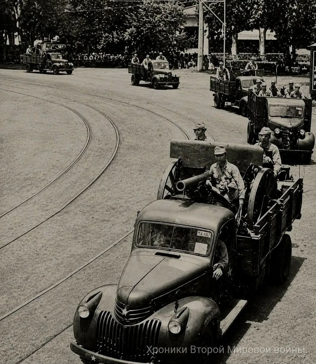 Грузовики Додж 1940 года в японской армии во время движения в автоколонне.