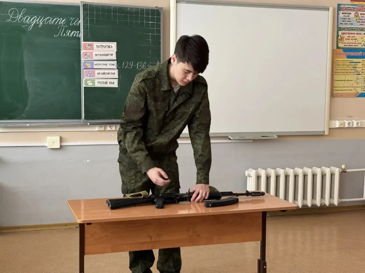 🇷🇺 Уроки мужества в нашей школе  В школе прошли тематические Уроки мужества для обучающихся разных к