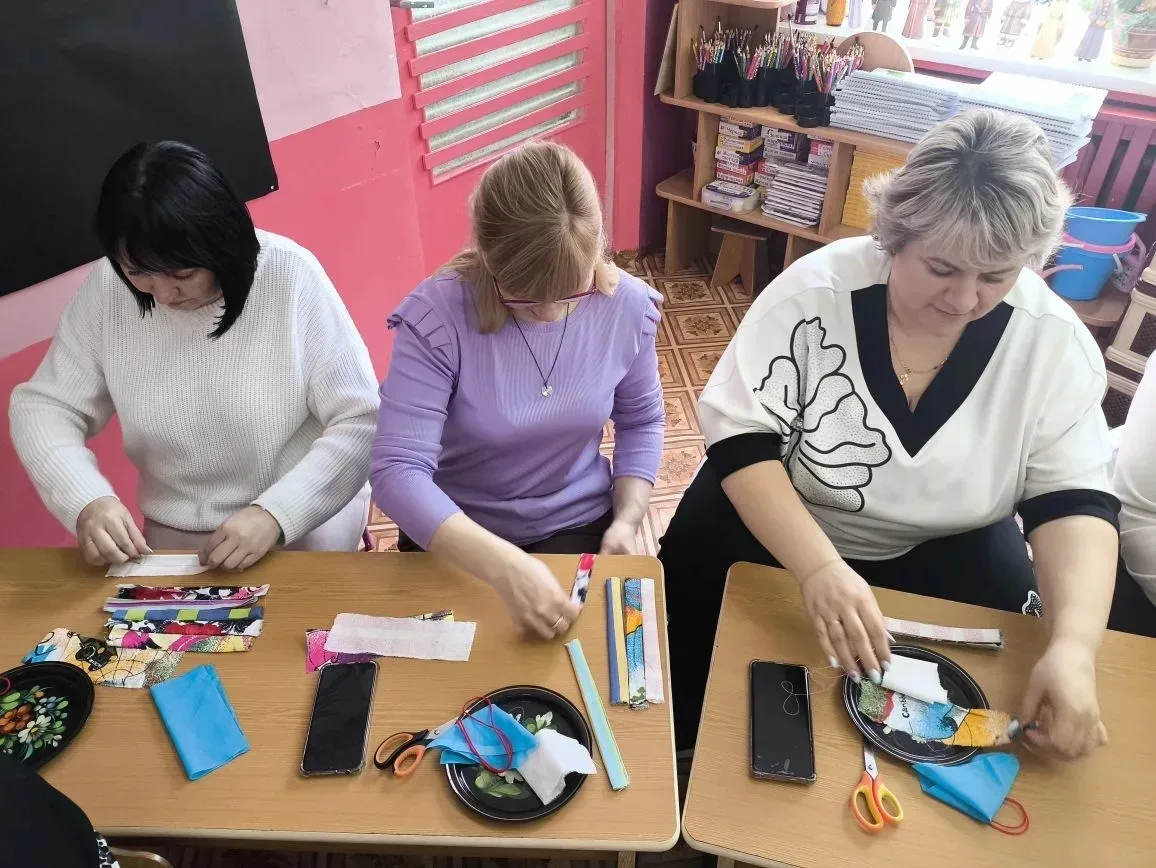 Дошкольное отделение: детский сад " Осинка", в  рамках года единства народов России, педагоги старше