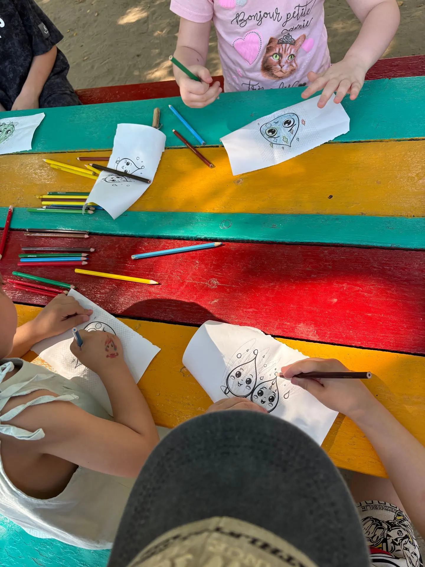 💧«Капельки фантазии» в нашем детском саду! 🎉
✂️🖌🖍Сегодня, в день творчества, ребята погрузились 