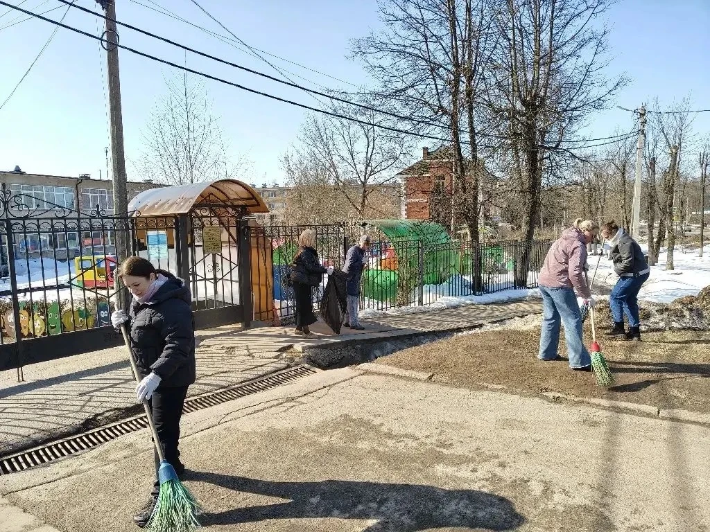 В дошкольных отделениях МОУ «СОШ имени А.П.Чехова» прошёл первый в этом сезоне субботник.  Сотрудник
