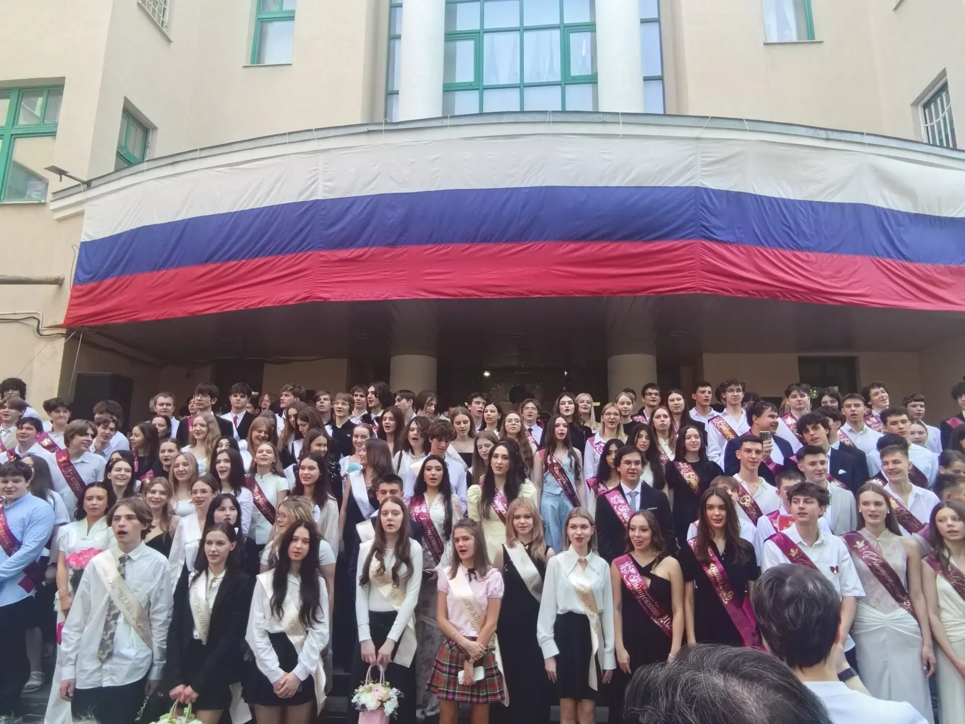 🎓 Для 186 выпускников нашей школы вчера прозвенел последний звонок.  💫 Традиционная встреча родителе