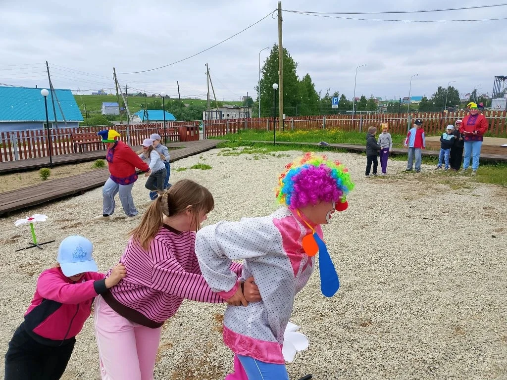 ✅7-ой день ДОЛ

Сегодня дети отправились в парк «Медвежий угол» 🏞️, где их ждали забавные клоуны Ан