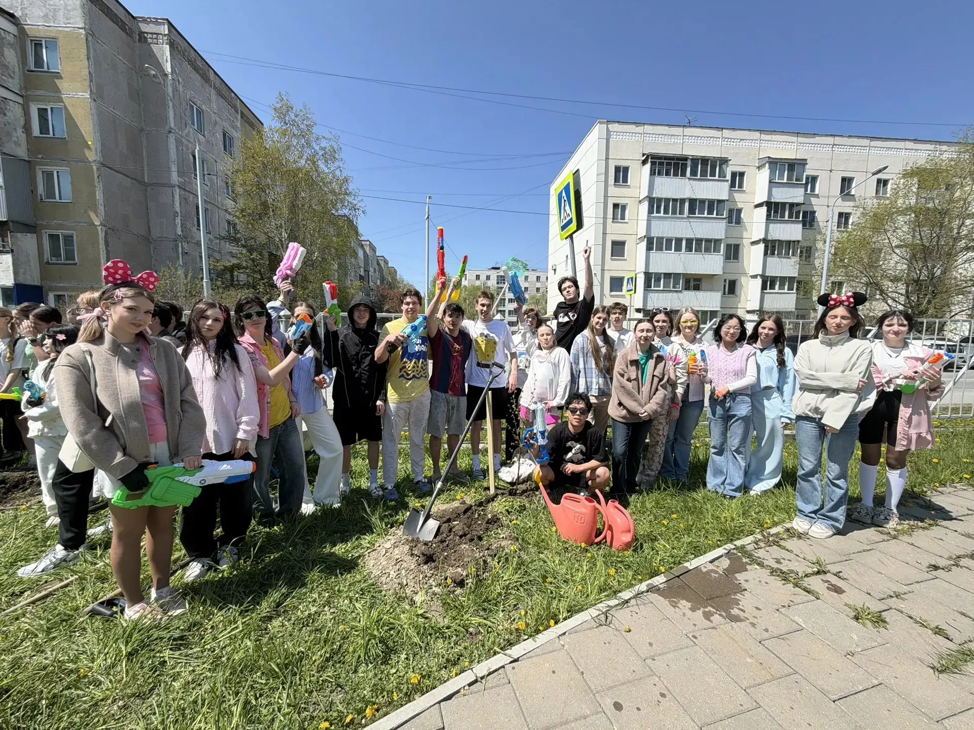 🌳 Живая традиция: аллея выпускников!   Каждый год в День детства на школьном дворе нашей гимназии пр