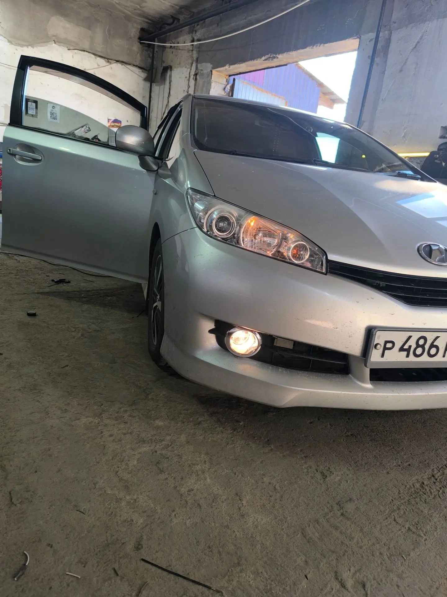 Установили туманки на Toyota Wish.