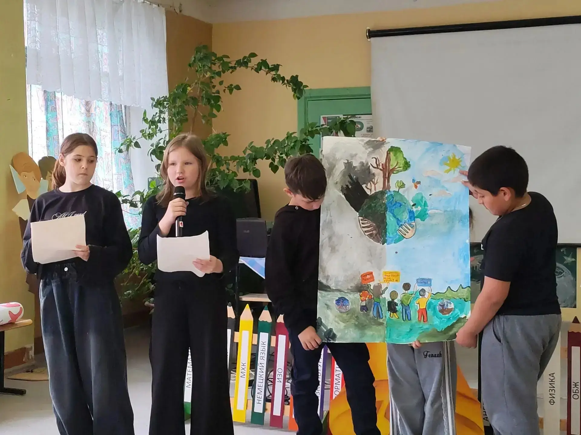 В нашем лагере был День экологии! 🌿
Ребята делали плакаты про природу. Каждый отряд рисовал свой по