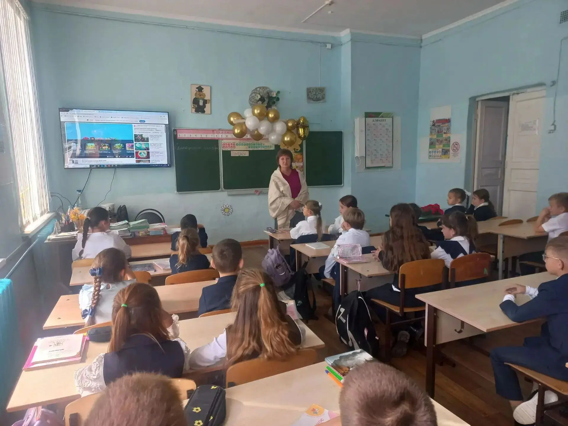 В рамках месячника "Уступи дорогу поездам" в начальной школе проведены классные часы. Р...