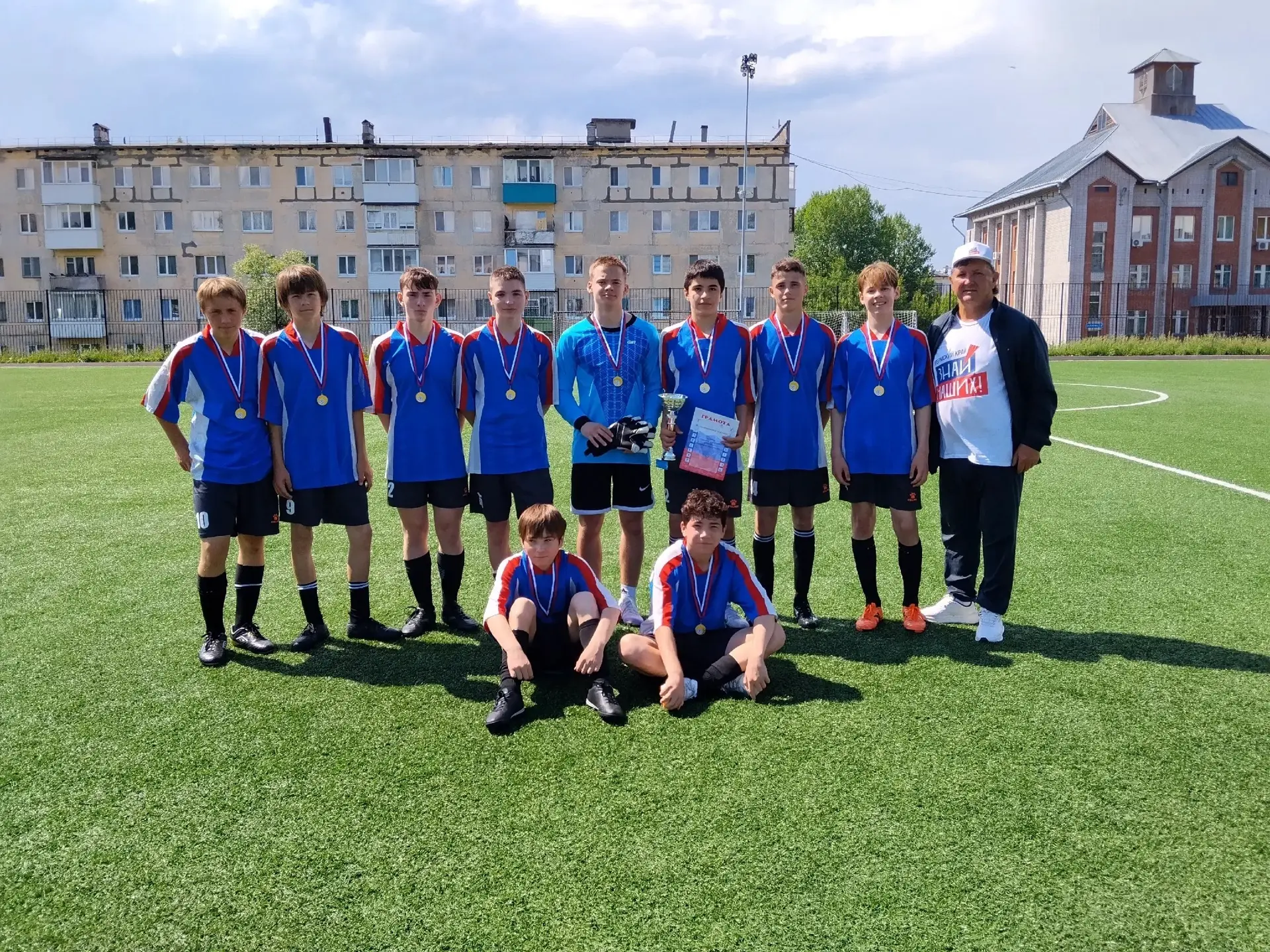 🇷🇺 ⚽14 июня на межшкольном стадионе состоялся турнир по футболу, посвященный Дню России, среди юно
