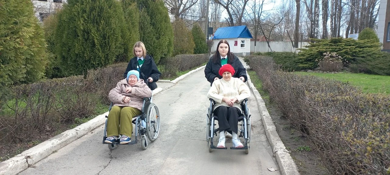❤️ Добрые встречи в «Долголетии»  Сегодня волонтёры проекта «Шаг навстречу»- студенты ЕТЖТ — филиала