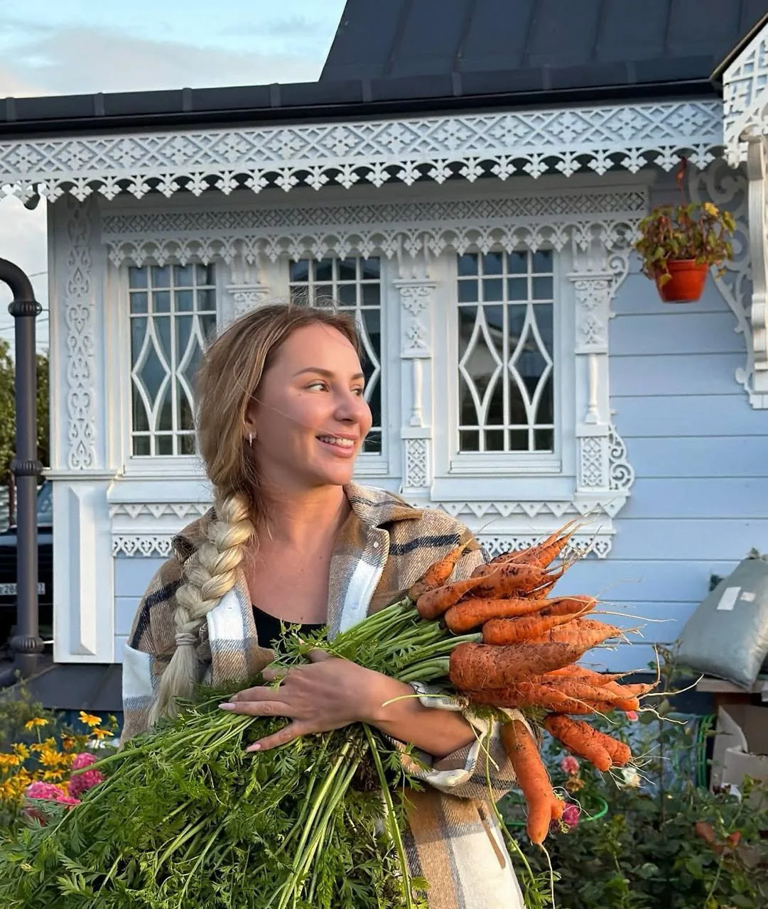 Анна Асти похвасталась первым урожаем.