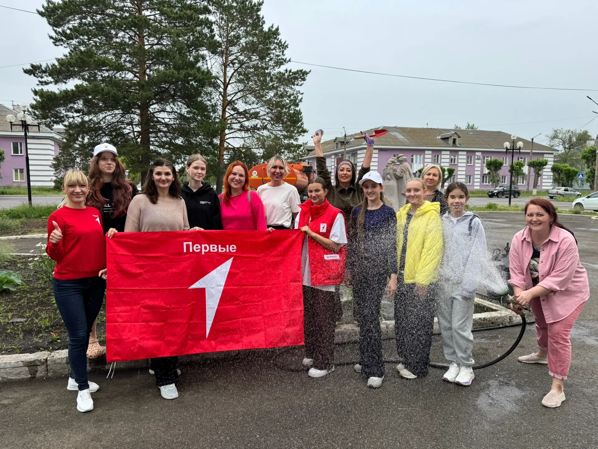 🌸Южноуральск продолжает преображаться: цветочные клумбы в честь Дня России!