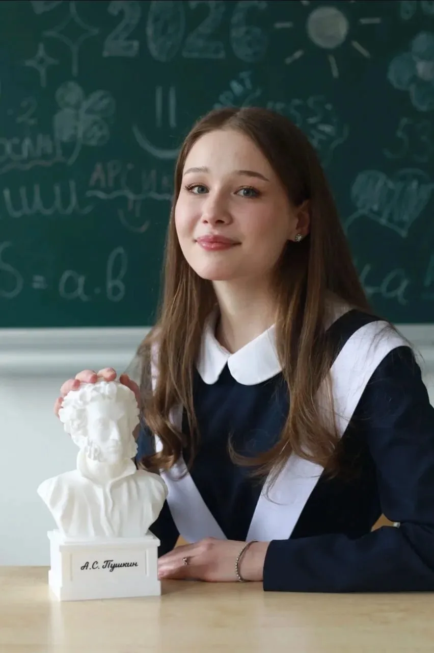 Выпускница МБОУ СОШ №2 им. С. Газдарова с. Чикола - Цориева Ясмина Лазаревна. Набрала 84 балла по ис