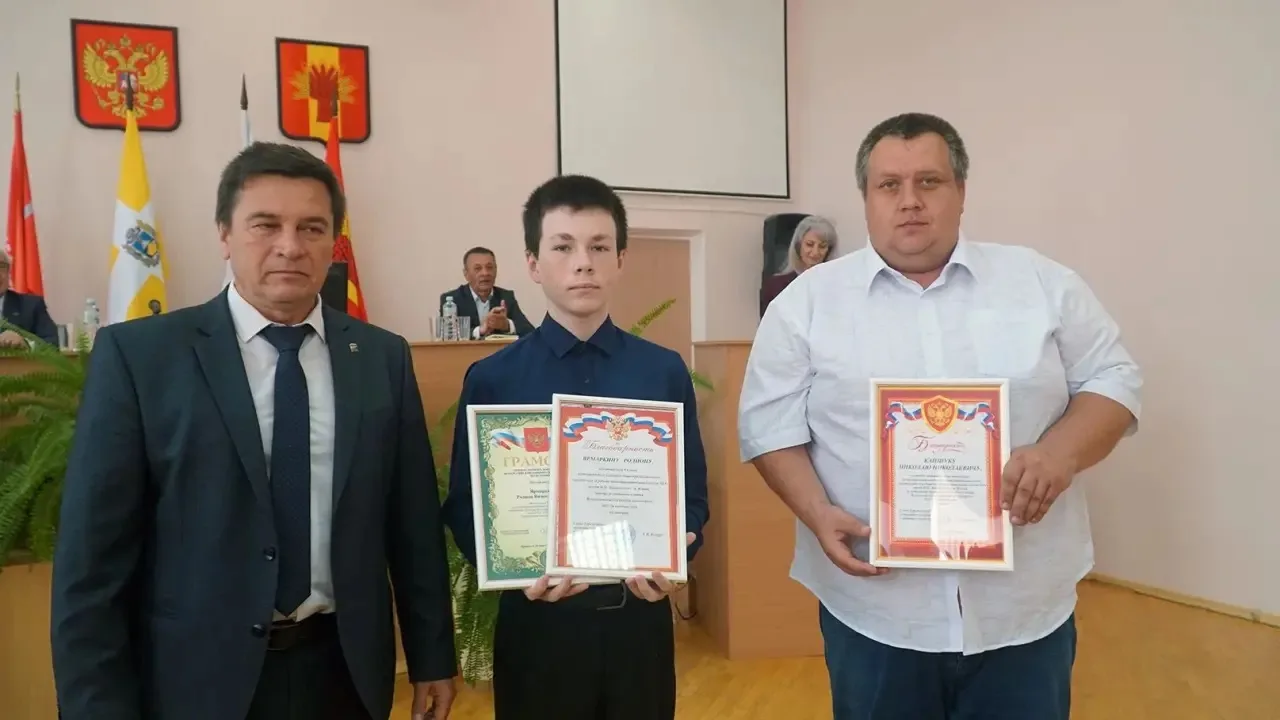 🏆🏅Сегодня в администрации глава  округа Сергей Козырь вручил грамоту ученику 9 класса...